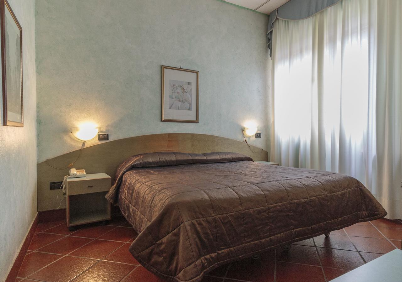 Hotel Il Telegrafo Melegnano Bagian luar foto