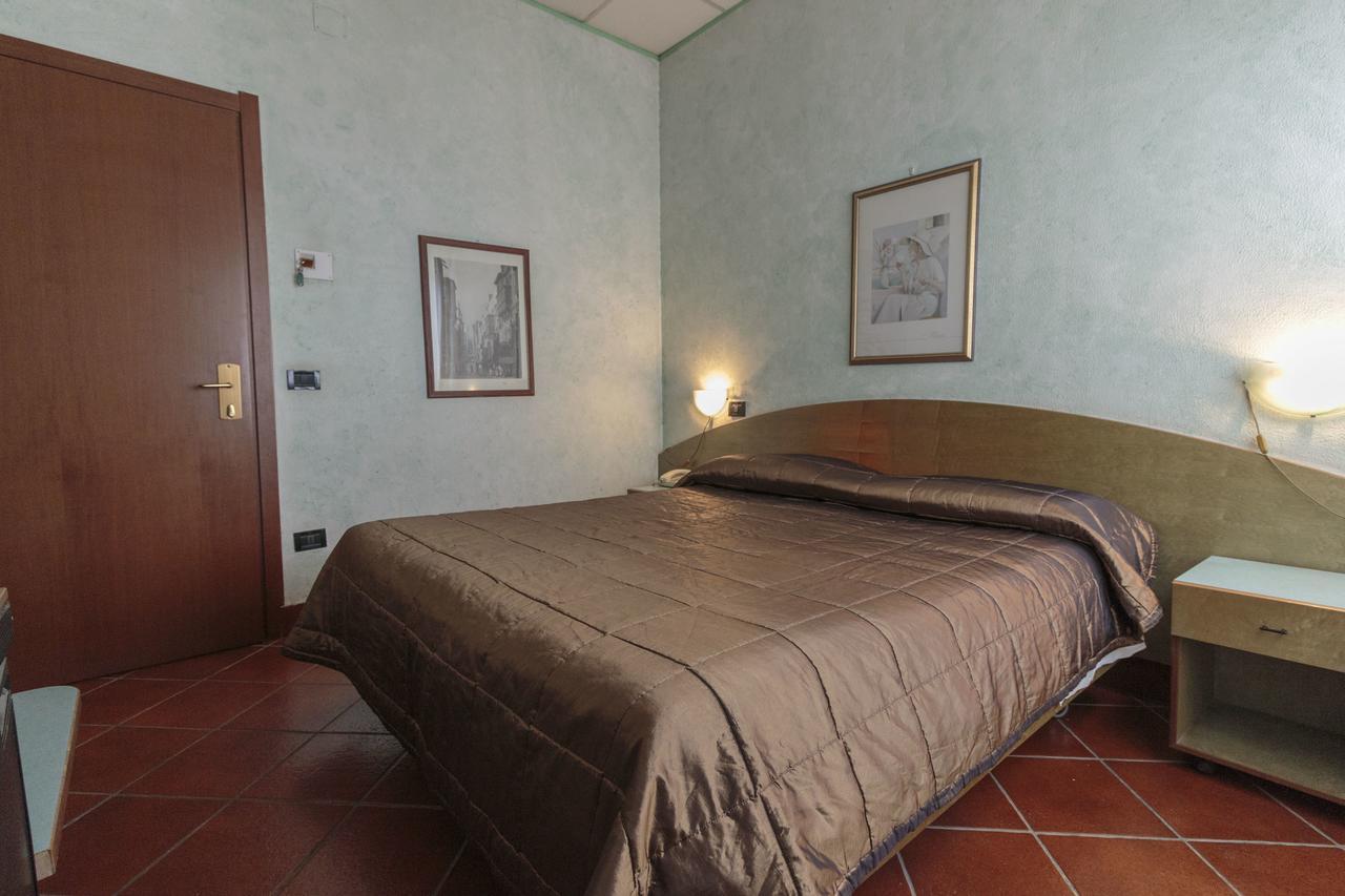 Hotel Il Telegrafo Melegnano Bagian luar foto