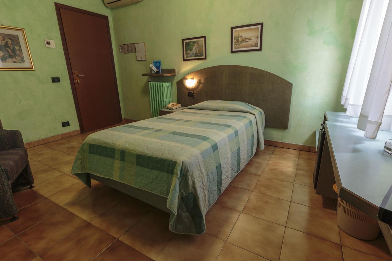 Hotel Il Telegrafo Melegnano Bagian luar foto